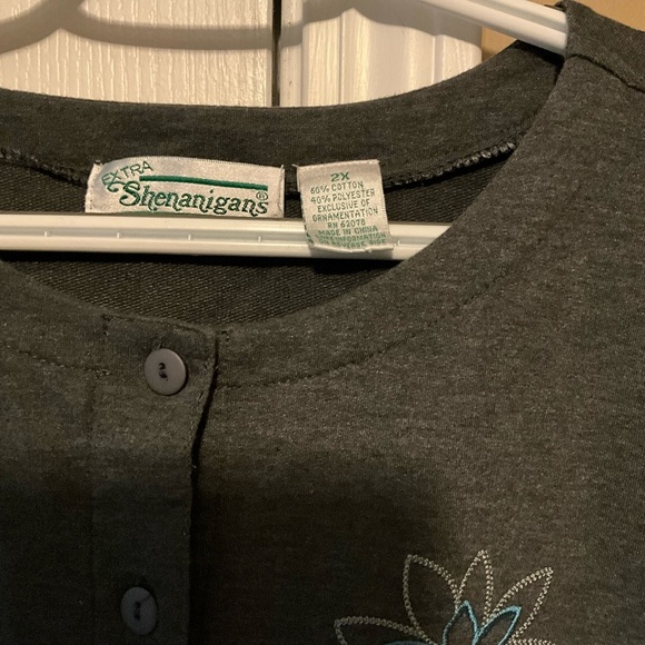 Shenanigans Floral Embroidered Women's Tunic Size 2X long Sleeve. - Picture 2 of 3